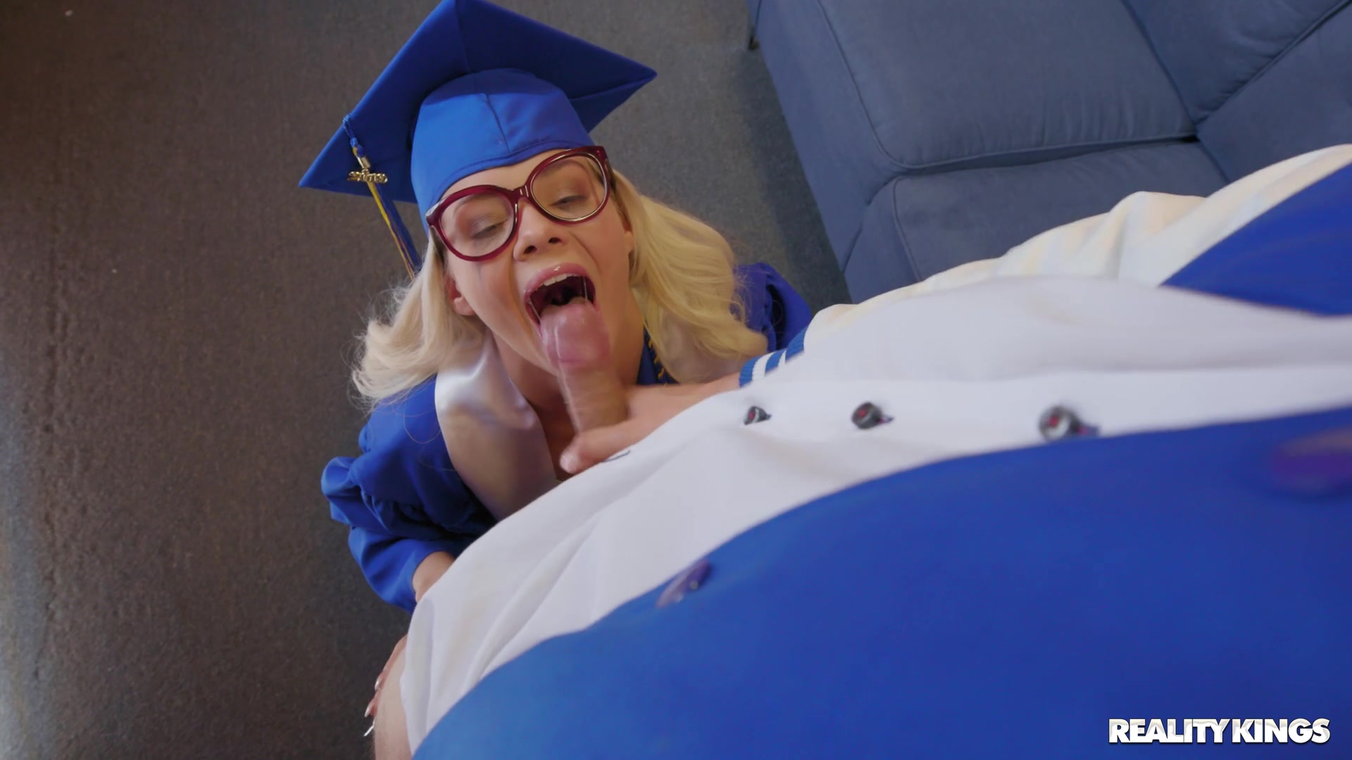Freshly graduate and she's only thinking about cock - Hell Porno